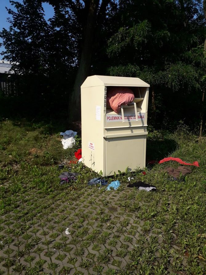 Przepełniony pojemnik na&nbsp;odzież przy ul.&nbsp;Fortecznej