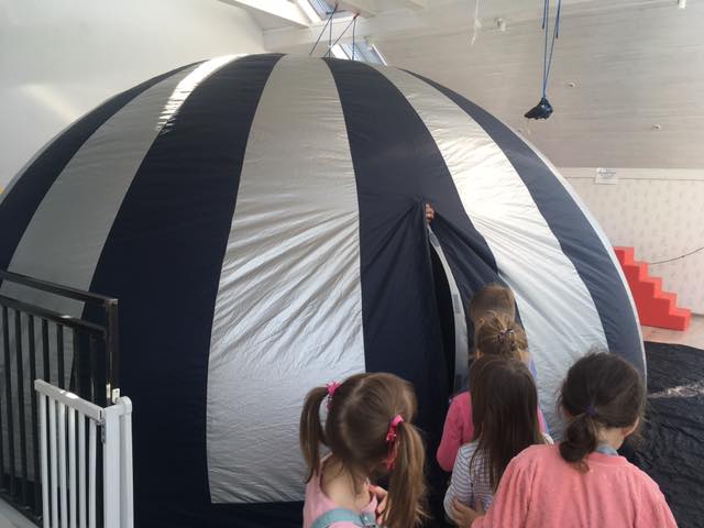 Kino sferyczne w&nbsp;Kubisiowym Ogrodzie