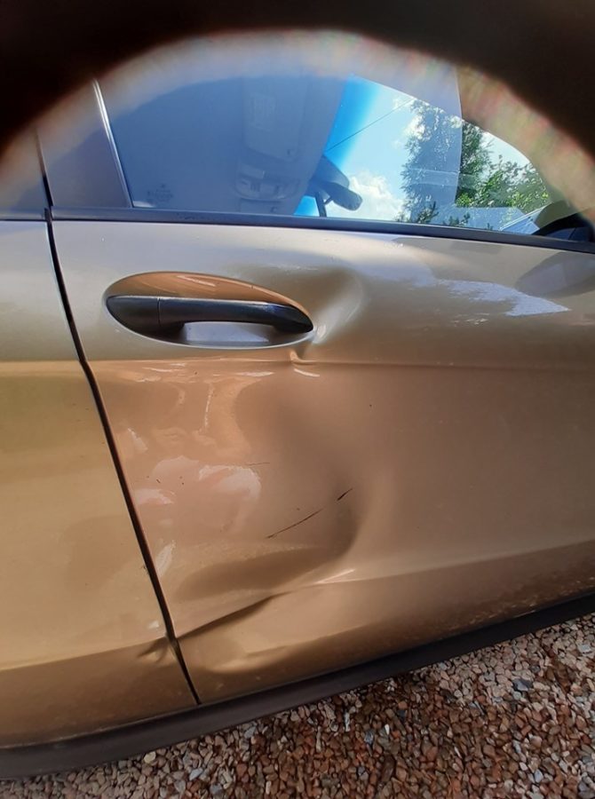 Uszkodzony samochód podczas pikniku