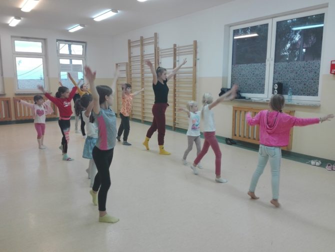 Nabór do&nbsp;grup tańca i&nbsp;akrobatyki w&nbsp;szkole w&nbsp;Bibicach