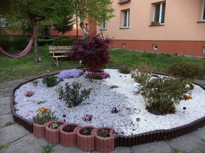 Śliczny klomb na&nbsp;Osiedlu Wojskowym dziełem mieszkańców