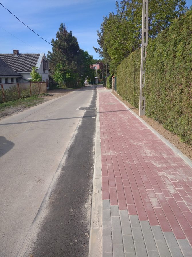 Chodnik przy A8 skończony