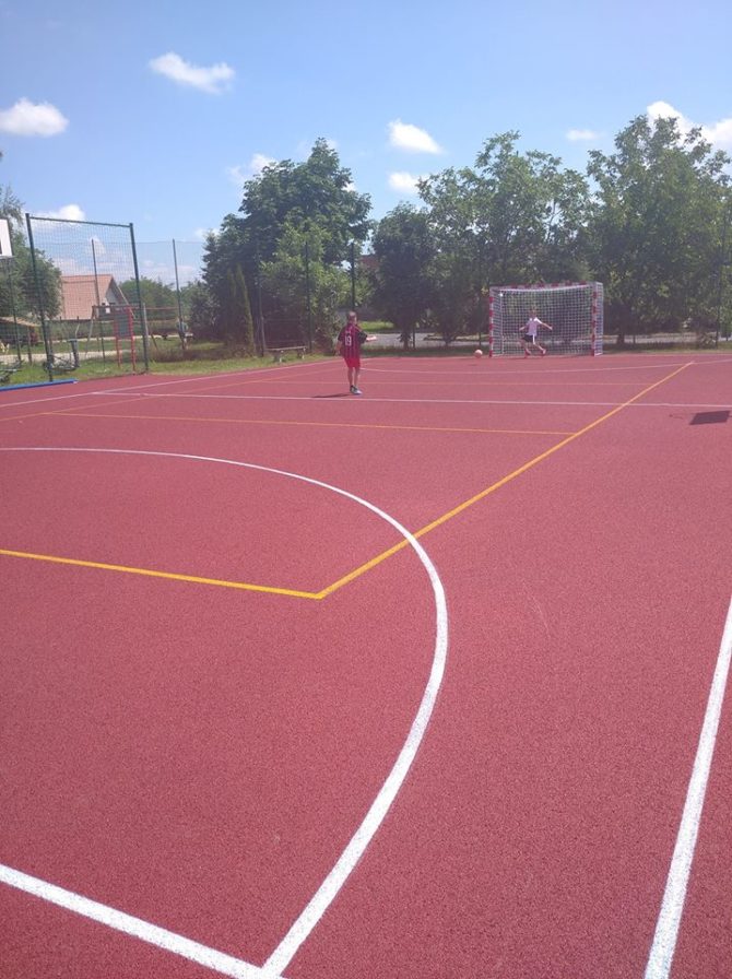 Nowa nawierzchnia na&nbsp;boisku przy C22