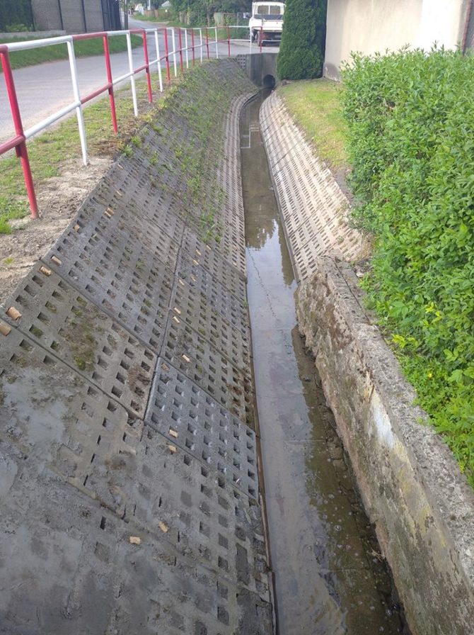 Oczyszczony rów przy A8/A17 przyjął dzielnie ostatnie deszcze