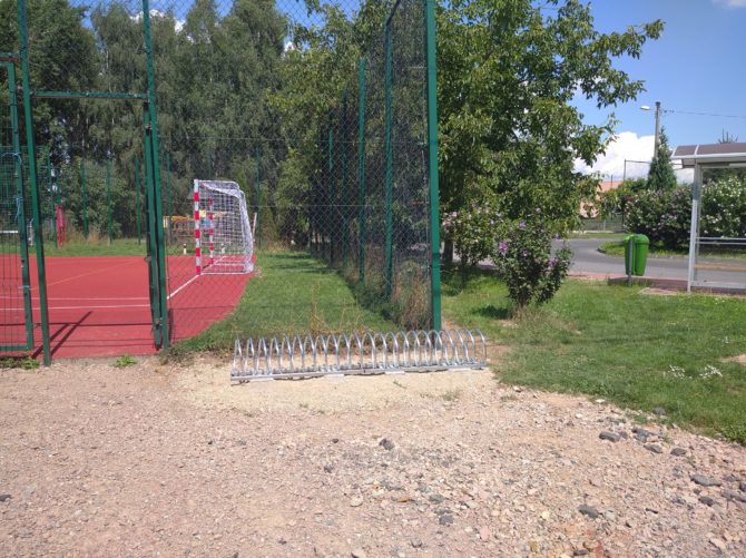 Nowy stojak na&nbsp;rowery przy boisku na&nbsp;C22