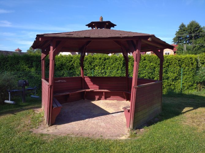 Altanka na&nbsp;placu zabaw przy Starej Kuźni w&nbsp;złym stanie technicznym