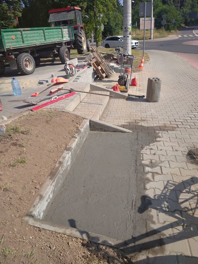 Podbudowa pod&nbsp;wiatę przystankową oraz&nbsp;dodatkową ławkę przy ośrodku zdrowia gotowa