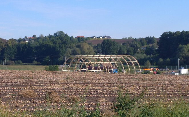 Hala przy boiskach TS&nbsp;Węgrzce pnie się do&nbsp;góry