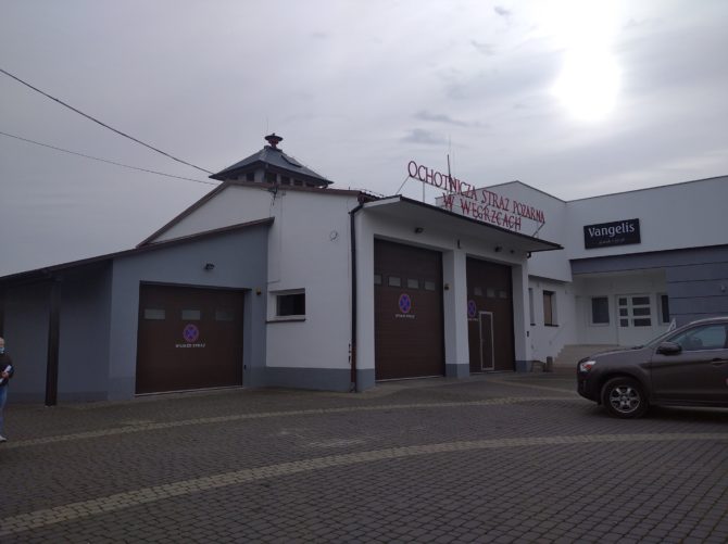 Zakończony pierwszy etap odświeżania elewacji budynku wiejskiego