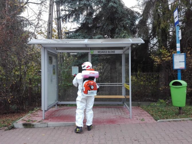 W&nbsp;sobotę strażacy z&nbsp;OSP Węgrzce przeprowadzali akcję dezynfekcji wiat przystankowych Sołectwa Węgrzce oraz&nbsp;Batowice