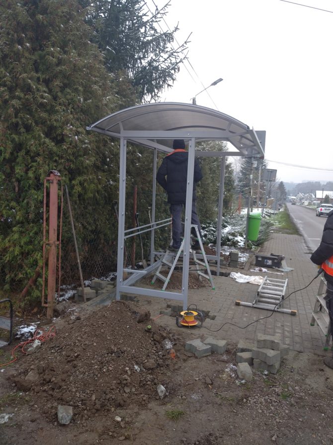 Wiata przy B4 już stoi