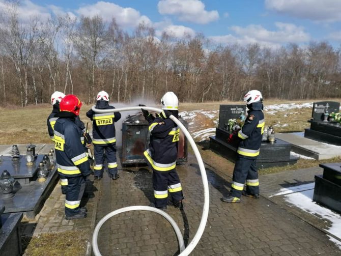Strażacy OSP ugasili pożar na&nbsp;cmentarzu w&nbsp;Węgrzcach