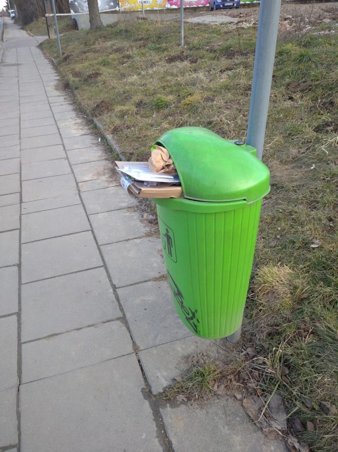 Prośba o&nbsp;rozsądne korzystanie ze&nbsp;śmietników przy chodnikach