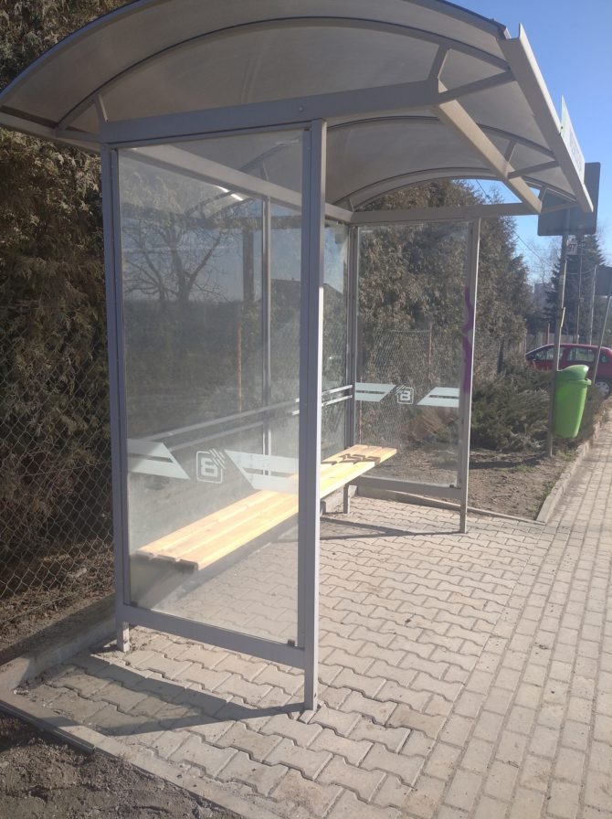 Szyby przystanku przy B4 oczyszczone przez&nbsp;gminę