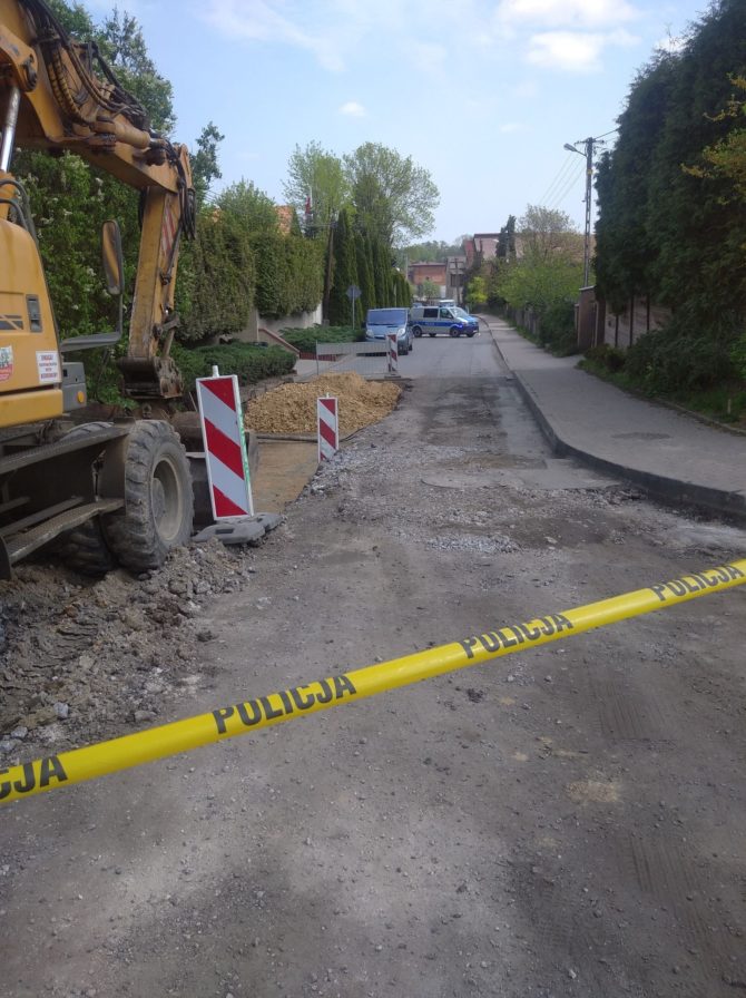 Pocisk znaleziony podczas remontu drogi