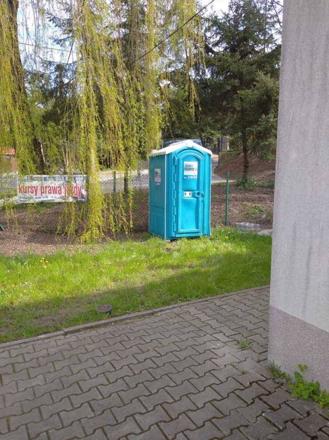 Przenośny WC dla potrzeb obsługi placu zabaw