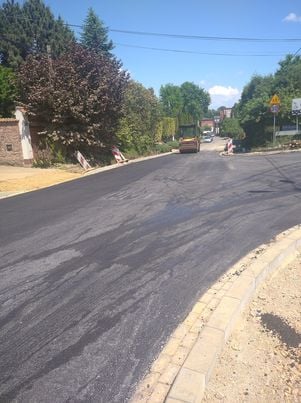 Pierwsza warstwa asfaltu w&nbsp;rejonie skrzyżowania A9-A10