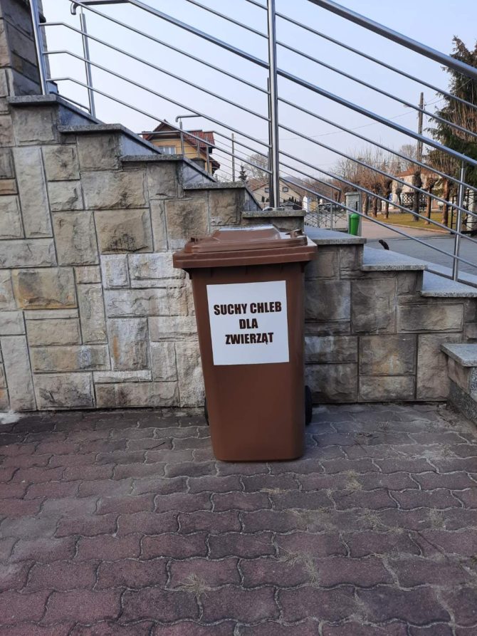 Pojemnik na&nbsp;suchy chleb dla zwierząt w&nbsp;Bibicach