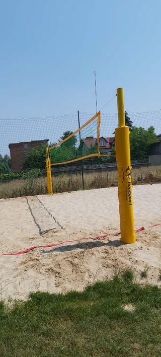 Wymieniono słupki i&nbsp;siatkę do&nbsp;gry w&nbsp;siatkówkę plażową na&nbsp;boisku przy pętli przy C22