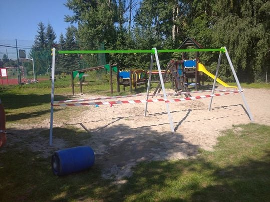 Nowa huśtawka dla dzieci na&nbsp;placu zabaw przy pętli przy ul.&nbsp;C22