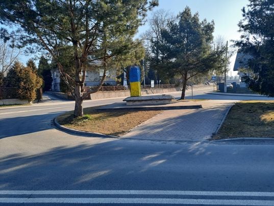 Dewastacja pomnika w&nbsp;centrum Węgrzc