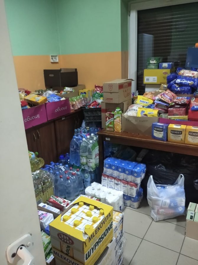 Wydawanie przez&nbsp;wolontariuszy darów dla uchodźców przebywających na&nbsp;terenie Węgrzc