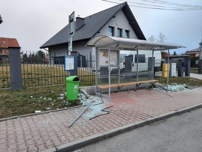 Wandale zniszczyli przystanek przy A5