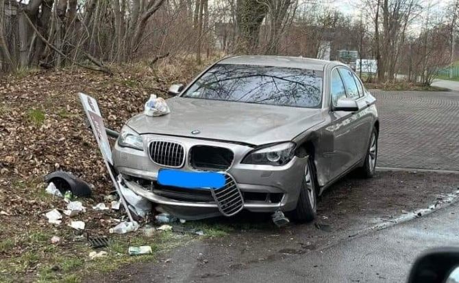 Parking przy skrzyżowaniu Fortecznej i&nbsp;Przy Forcie – kolizja dwóch BMW
