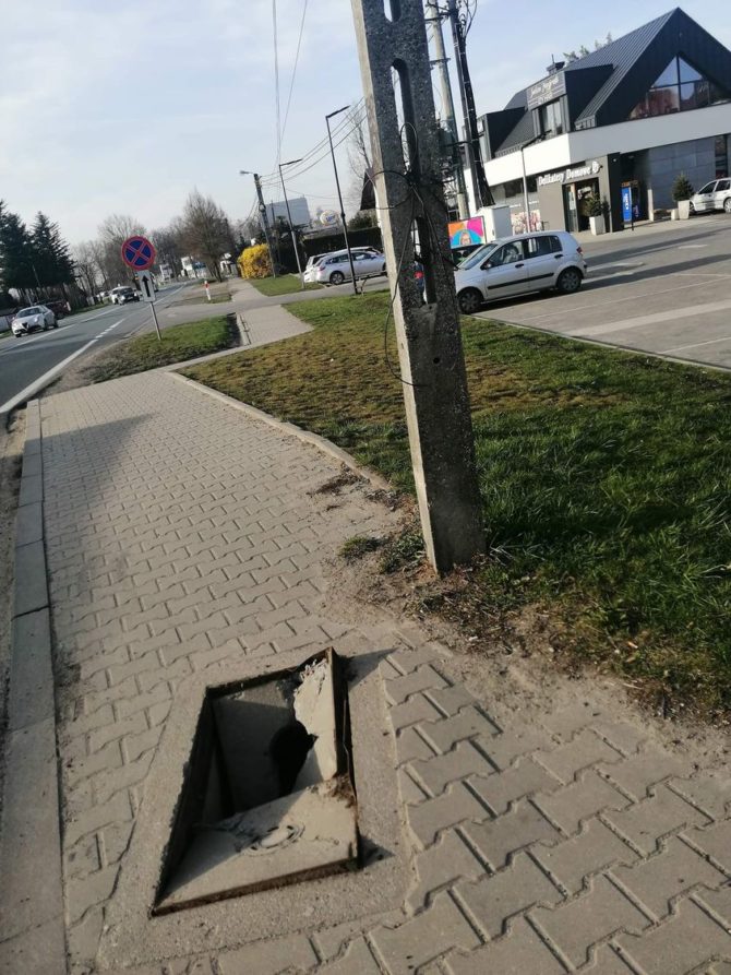 Uszkodzona studzienka sieci telekomunikacyjnej w&nbsp;chodniku przy ul.&nbsp;Warszawskiej
