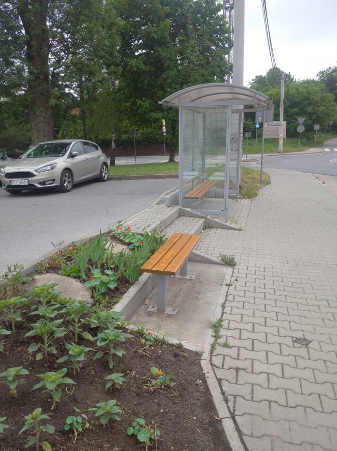 Odświeżone ławki przy Ośrodku Zdrowia