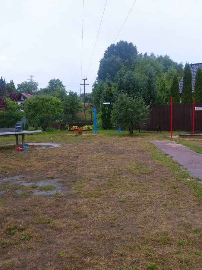 Zraszacz wody na&nbsp;placu zabaw przy Kuźni