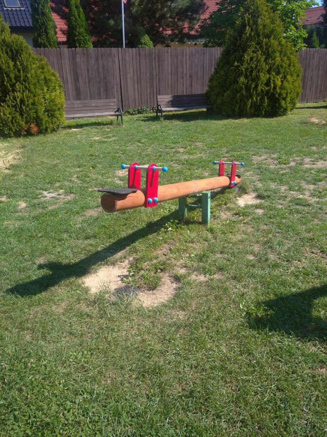 Nowa huśtawka na&nbsp;placu zabaw przy Kuźni