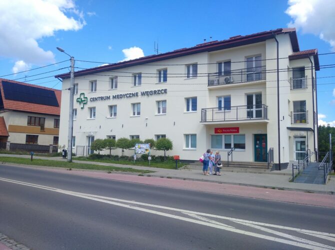 Napis na&nbsp;elewacji centrum zdrowia w&nbsp;Węgrzcach