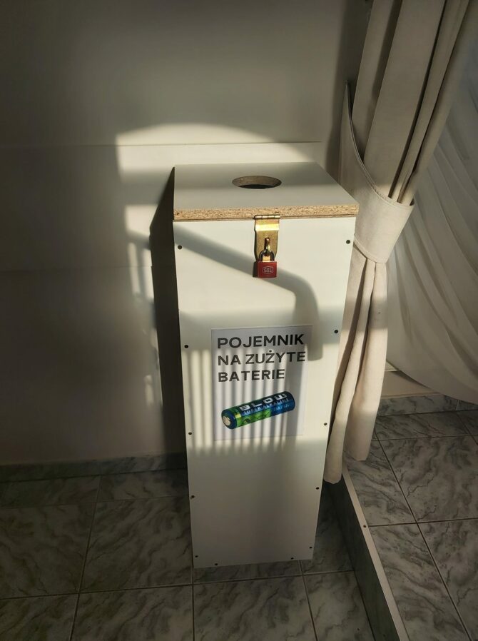 Pojemnik na&nbsp;zużyte baterie w&nbsp;bibliotece w&nbsp;Węgrzcach