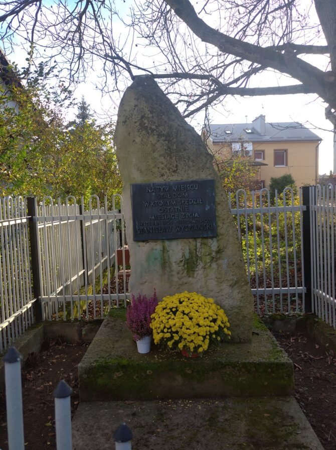 Chryzantemy pod&nbsp;obeliskiem