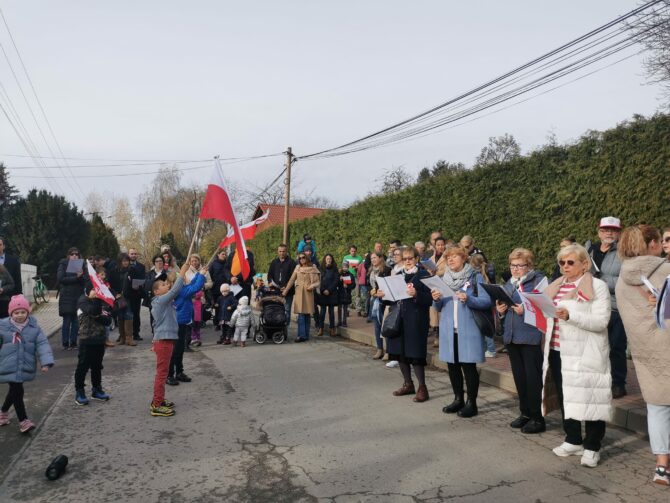 Śpiewanie pieśni patriotycznych w&nbsp;Węgrzcach