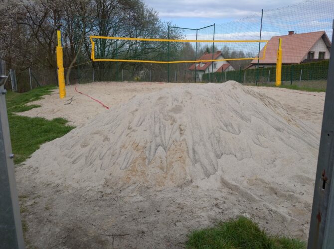 Nowy piasek na&nbsp;boisku do&nbsp;siatkówki