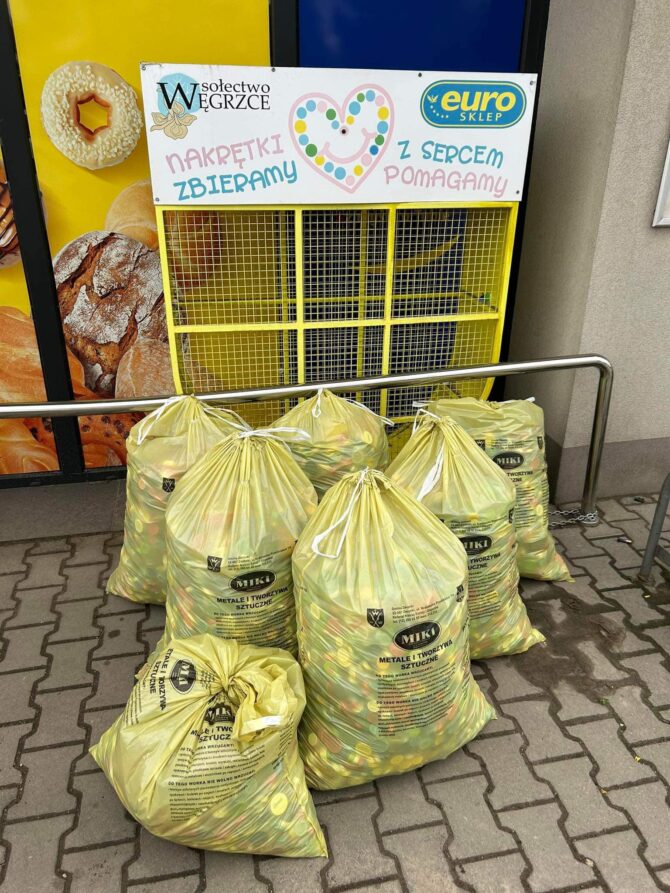 Zbiórka zakrętek w&nbsp;Węgrzcach przy sklepie Euro