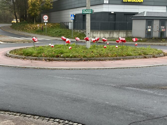 Najmłodsi przystroili Węgrzce na&nbsp;Święto Niepodległości