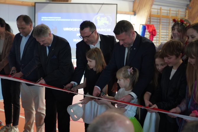 Oficjalne otwarcie hali przy szkole w&nbsp;Bibicach